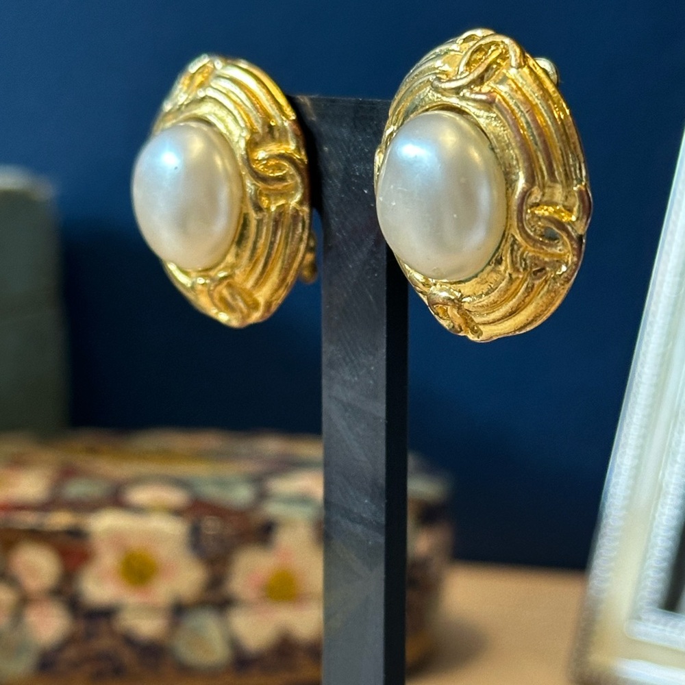 CHANEL Vintage 1993 Gold Clip-On Earrings with Faux Pearls – Made in France - Picture 5 of 13